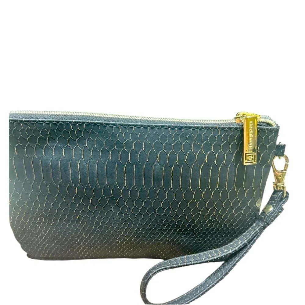 ☀️Liz Claiborne Black and Gold Textured charging iPhone clutch